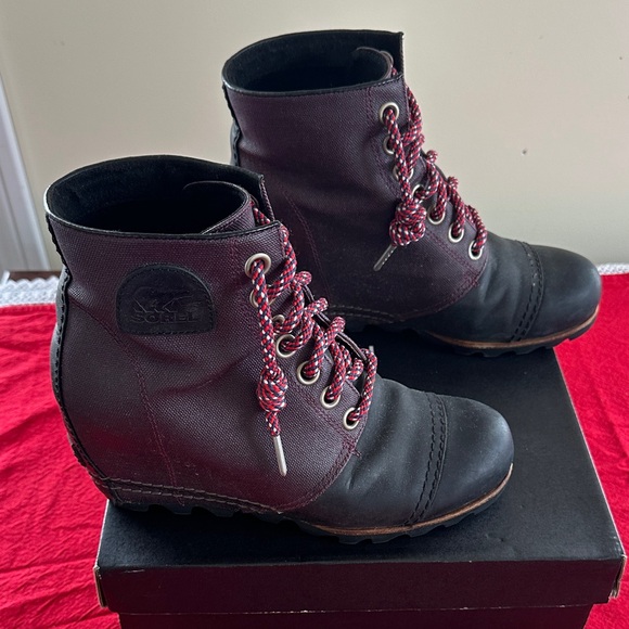 SOREL PDX Wedge Bootie in purple/dark gray with red laces, Size 8.5 - Picture 4 of 7